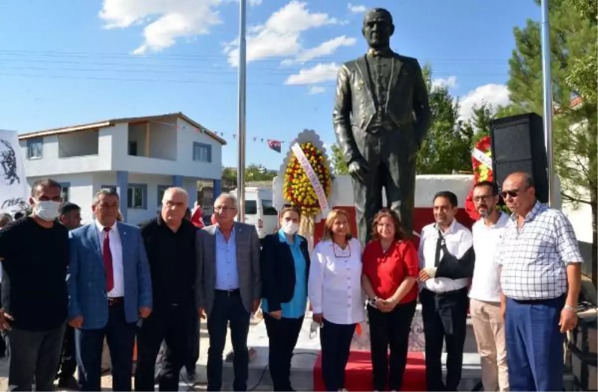 Doğdukları mahalleye 3,5 metrelik Atatürk heykeli yaptırdılar