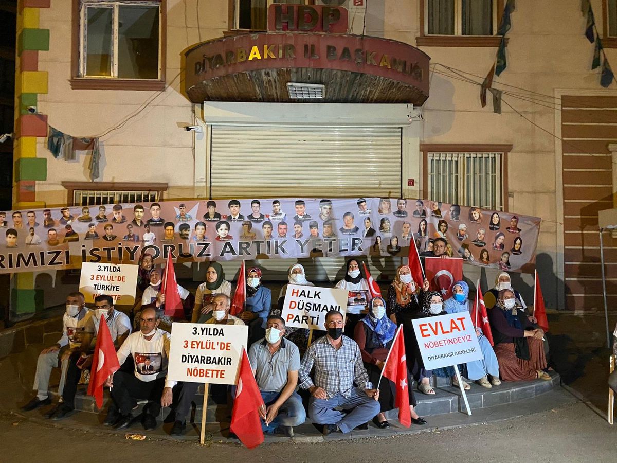 Evlat nöbetindeki aileler gece nöbetine başladı, 3 Eylül\'de herkesi davet etti