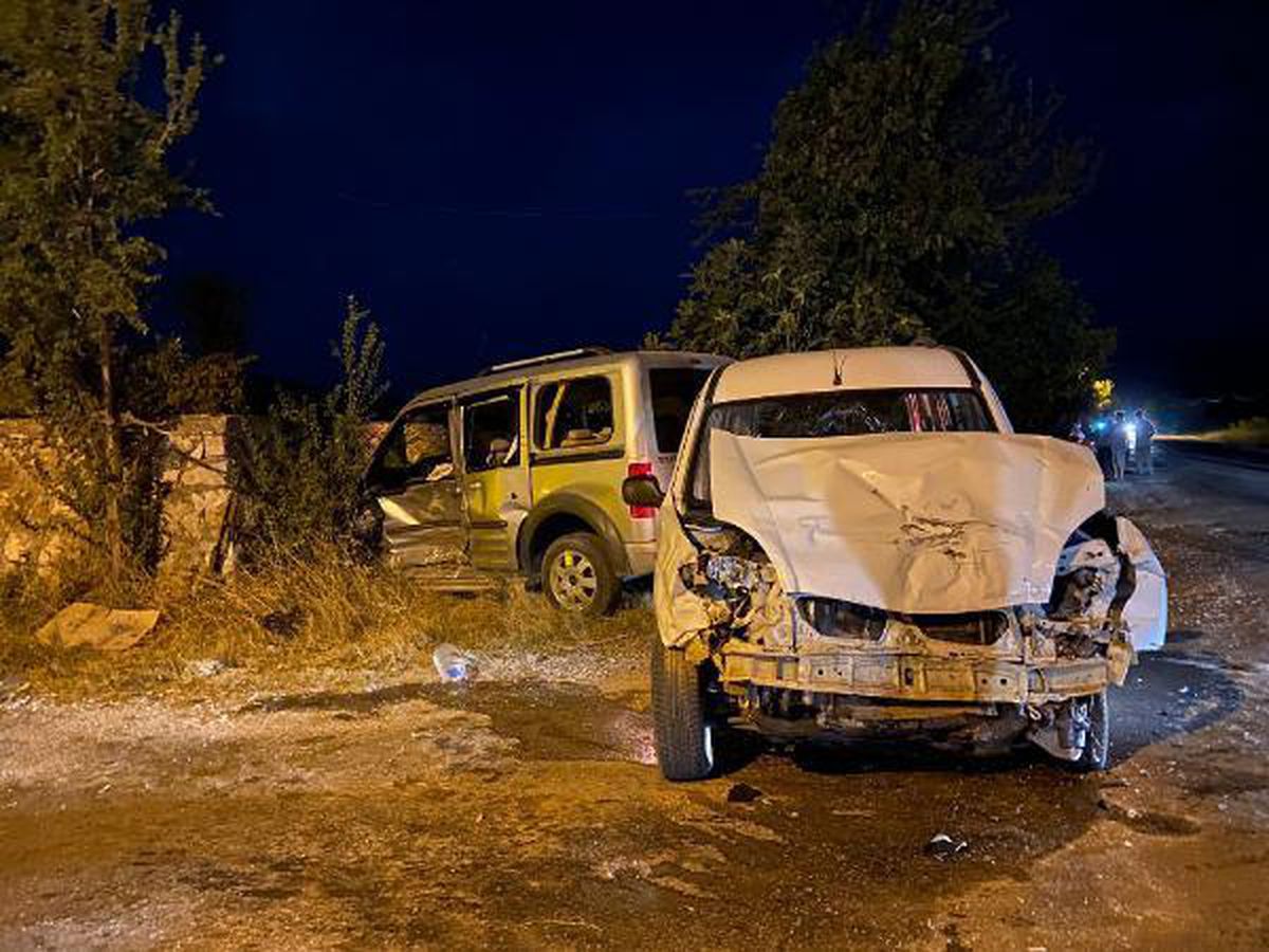 Hafif ticari araçlar çarpıştı: 9 yaralı