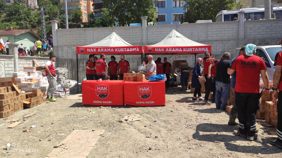Son dakika haberleri! Hak İnsani Yardım Derneğinin Batı Karadeniz\'de selden etkilenen bölgelere yardımları sürüyor
