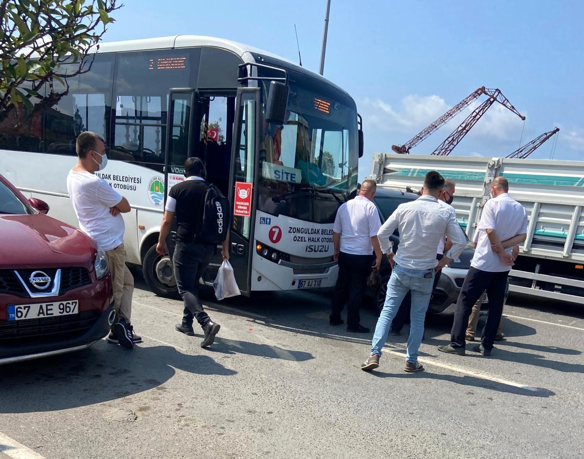Halk otobüsü ile otomobil çarpıştı