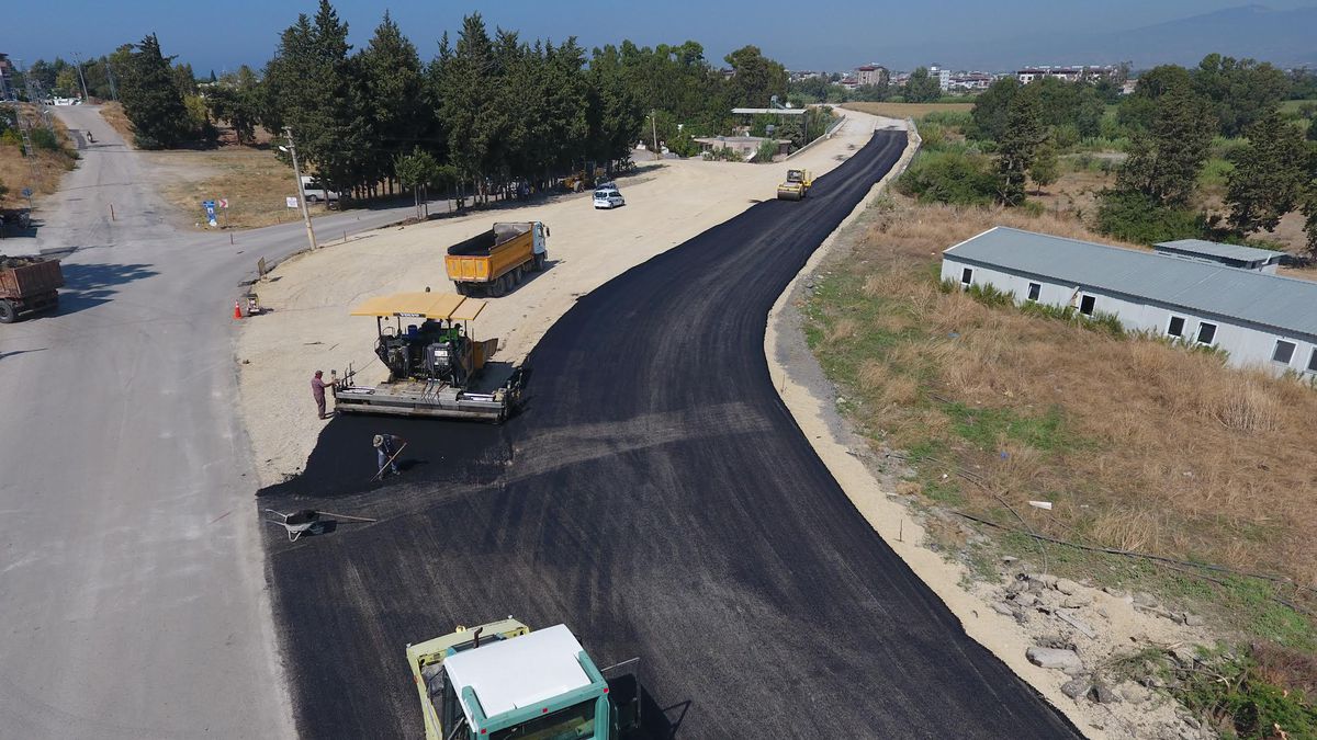 Hatay\'da Arsuz Uluçınar Mahallesi\'nde asfaltlama ve yol genişletme çalışması başladı