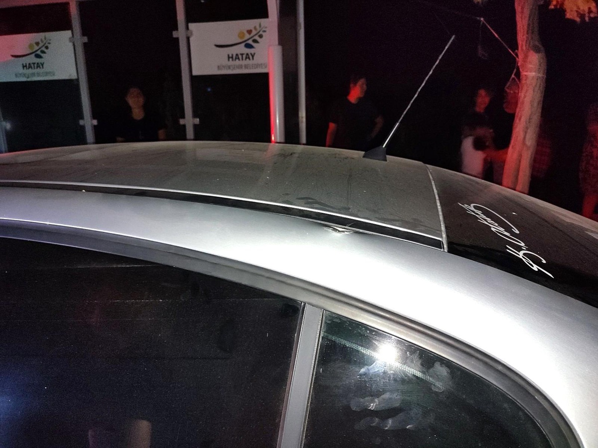 Hatay\'da beton trafo taşıyan tır, elektrik telini kopardı