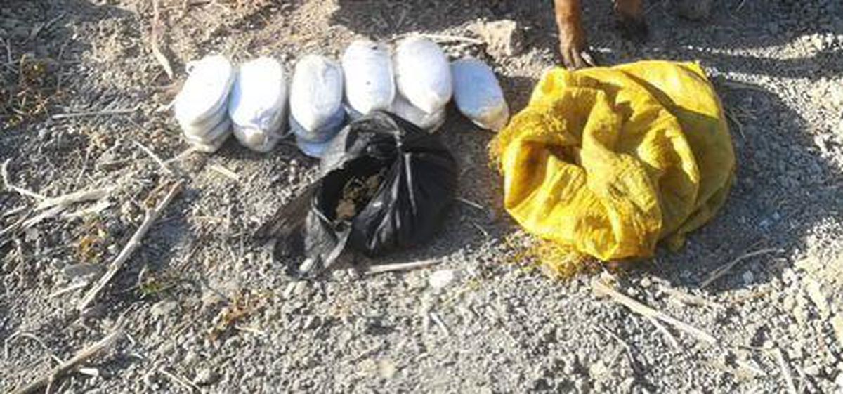 Hatay\'da Suriye sınırına yakın tarlada 5 kilo 800 gram esrar ele geçirildi
