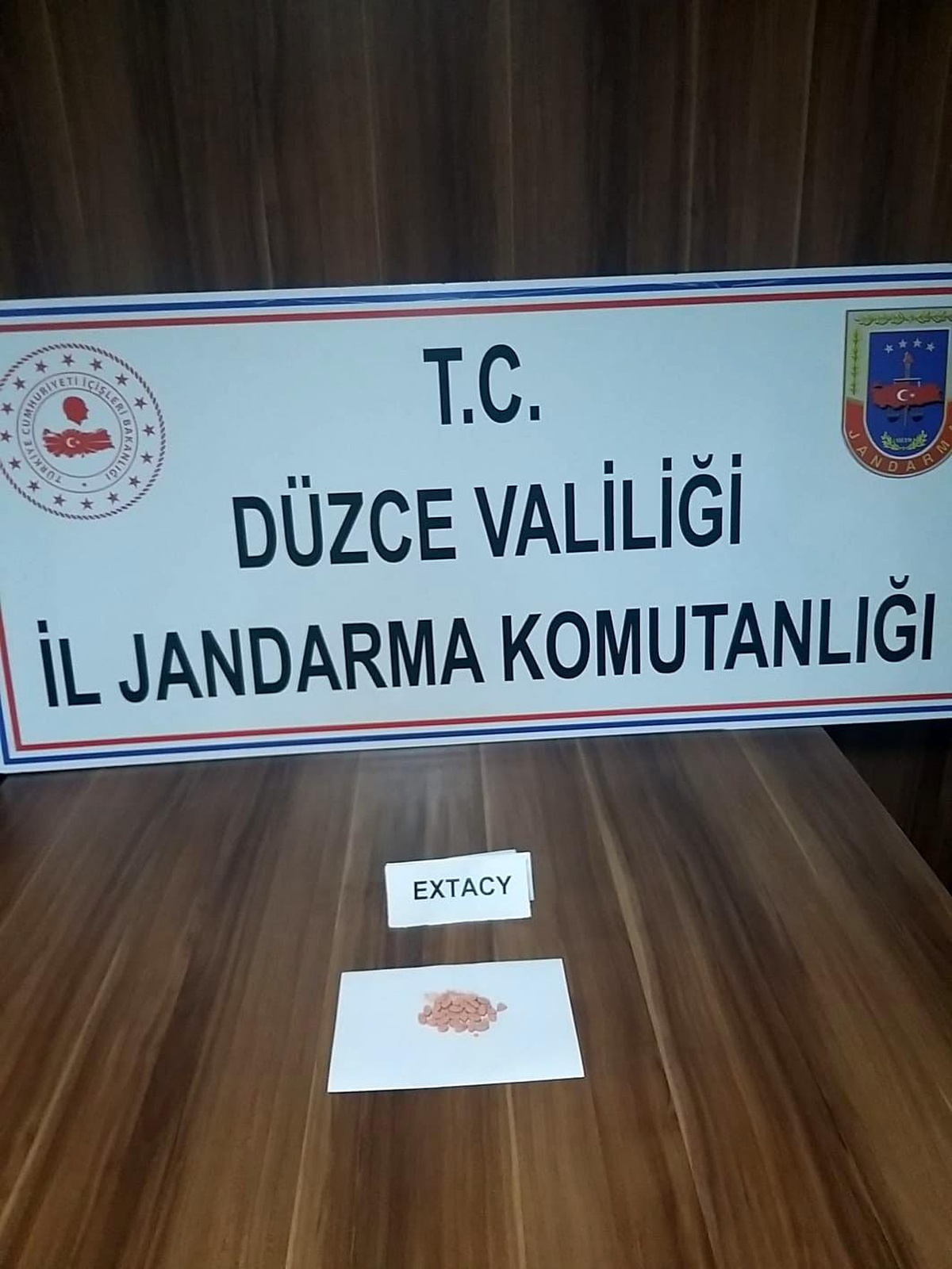 Hırsızlık şüphesiyle takip ediliyordu, uyuşturucu ile yakalandı