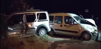 İki hafif ticari araç çarpıştı: 9 yaralı