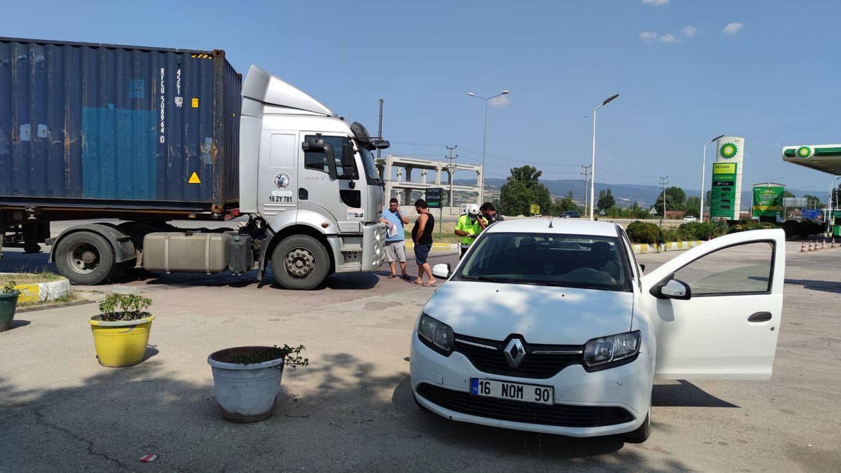 İnegöl\'de tır, otomobile çarptı: 1 yaralı