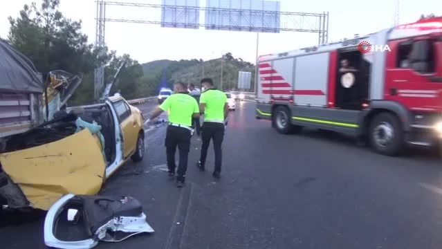 İzmir'de ticari taksi tıra ok gibi saplandı: 1 ölü, 2 yaralı