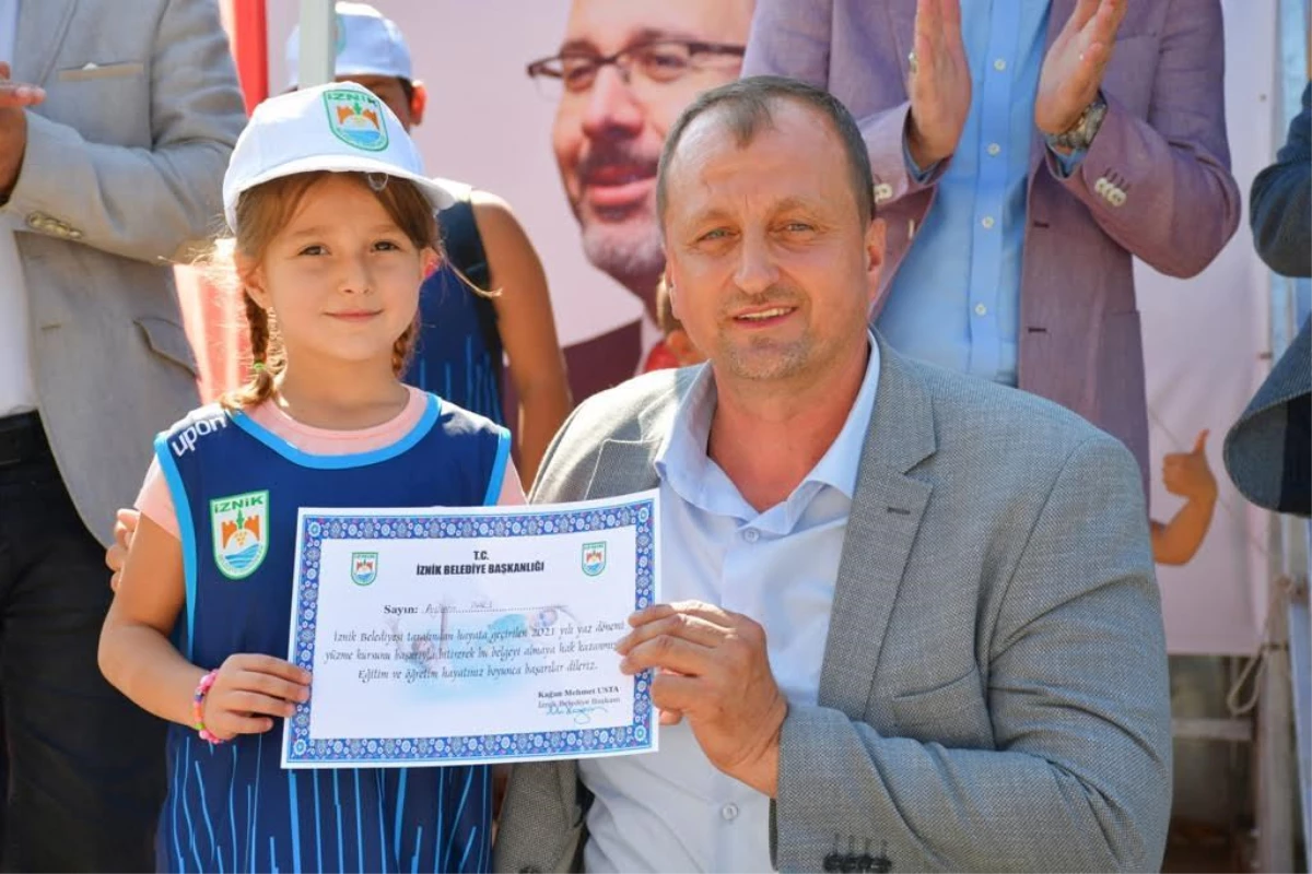 İznik Belediyesi tarafından açılan yüzme kursunda sertifika heyecanı yaşandı