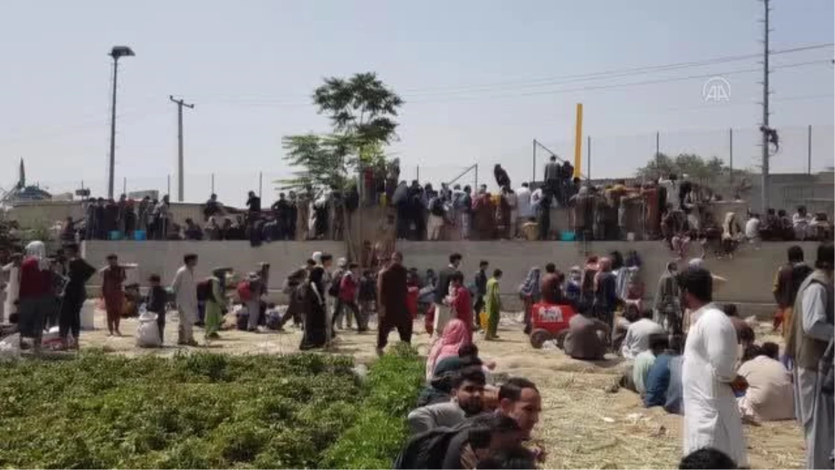 Kabil\'i terk etmek isteyen Afganistanlıların havalimanı kapılarındaki bekleyişi sürüyor
