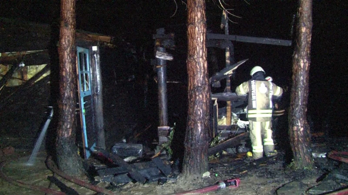 Kampçıların yaktığı ateş önce bunglow eve daha sonra ormanlık alana sıçradı