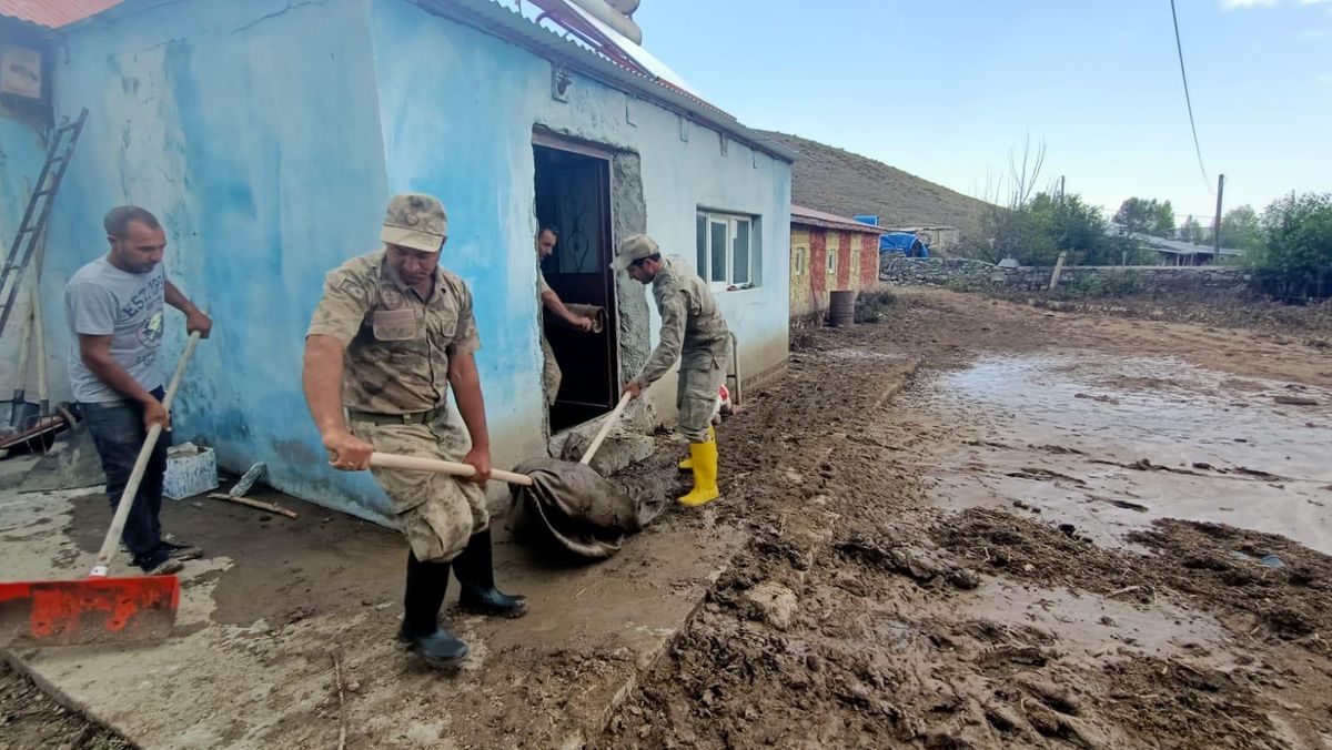 Son dakika haberi | Kars\'ta selden etkilenen iki köyde yardım çalışmaları sürüyor