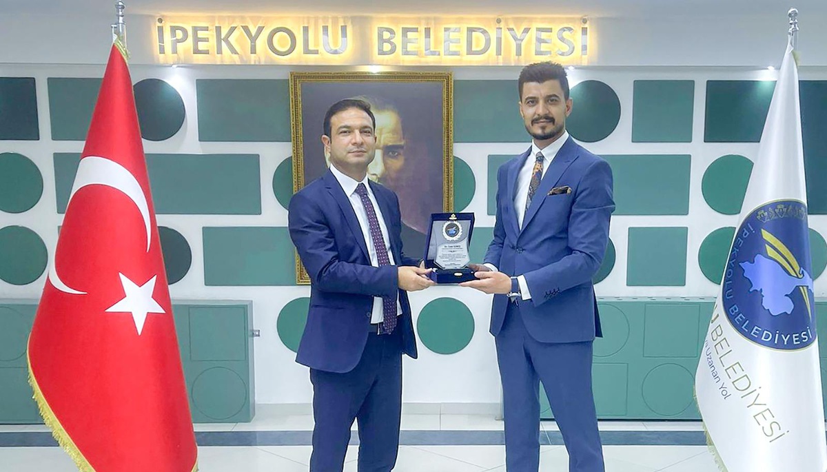 Kaymakam ve Belediye Başkanvekili Aslan, Gençlik ve Spor Müdürüne plaket