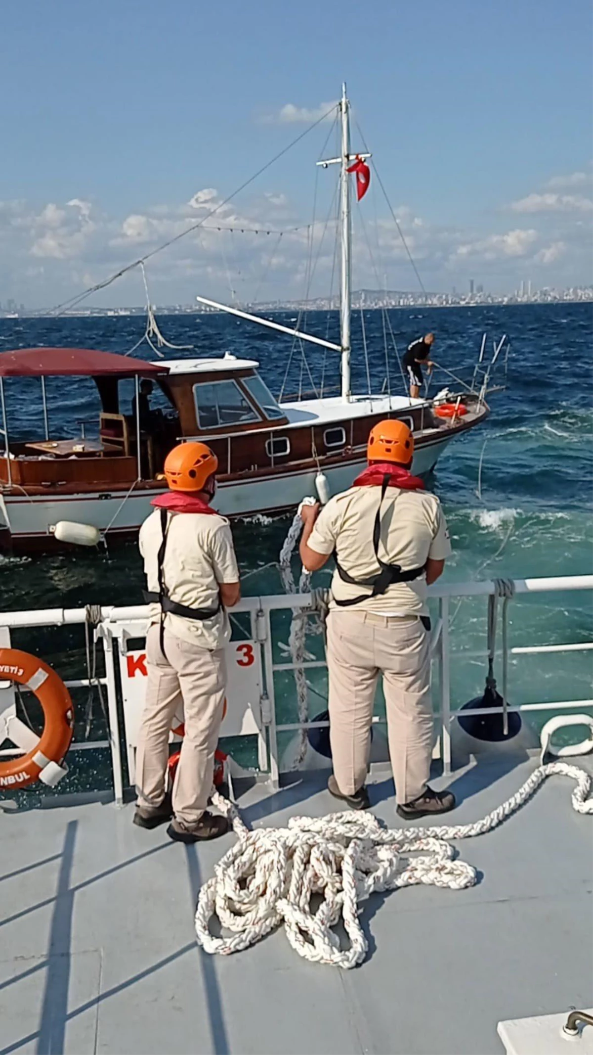 Kınalıada açıklarında içerisinde 4 kişi bulunan tekne kurtarıldı