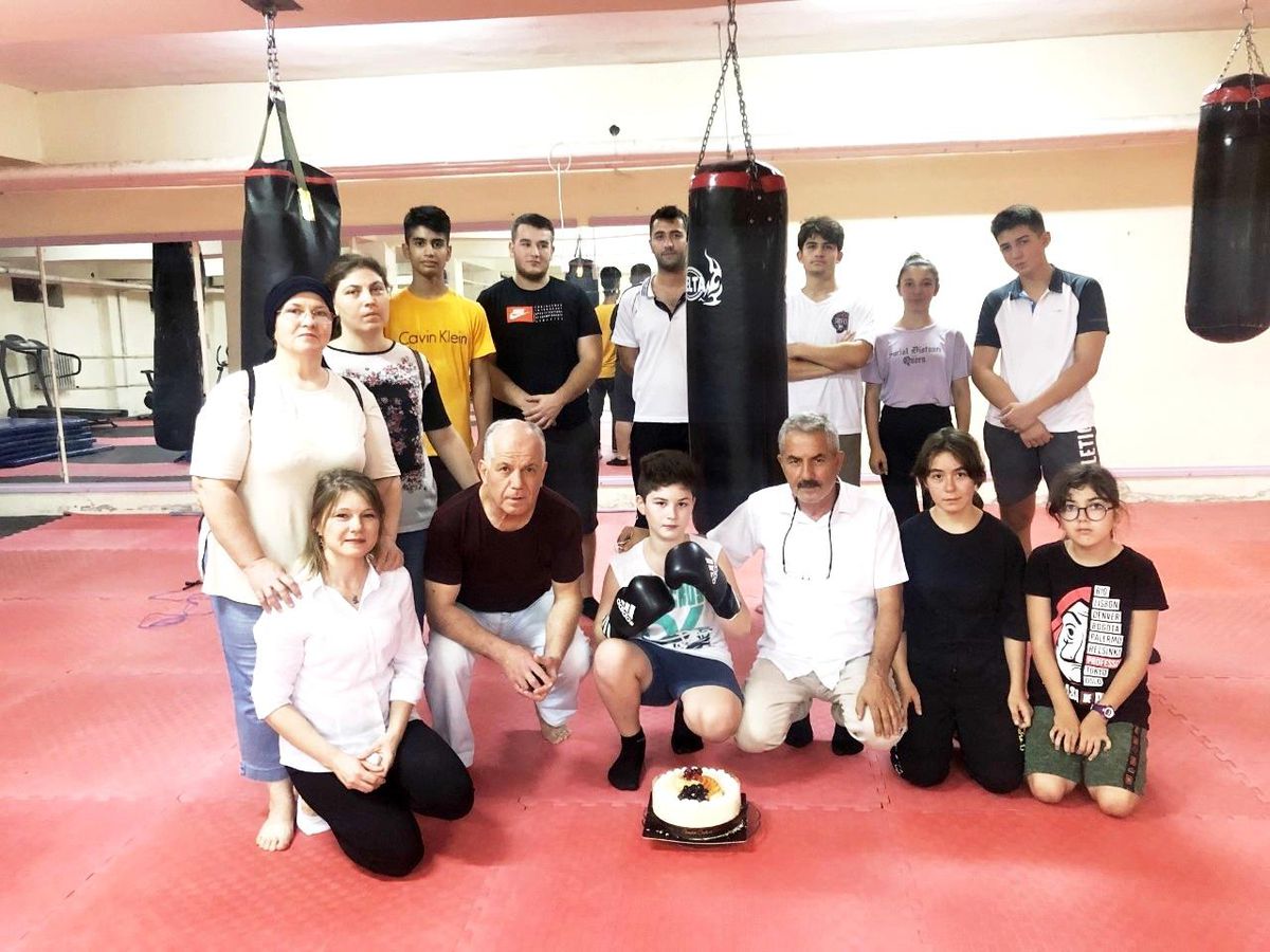 Küçük boksöre yaş günü sürprizi