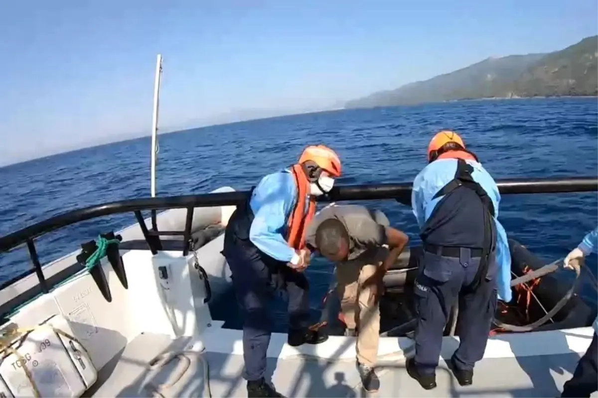 Kuşadası açıklarında 52 düzensiz göçmen kurtarıldı