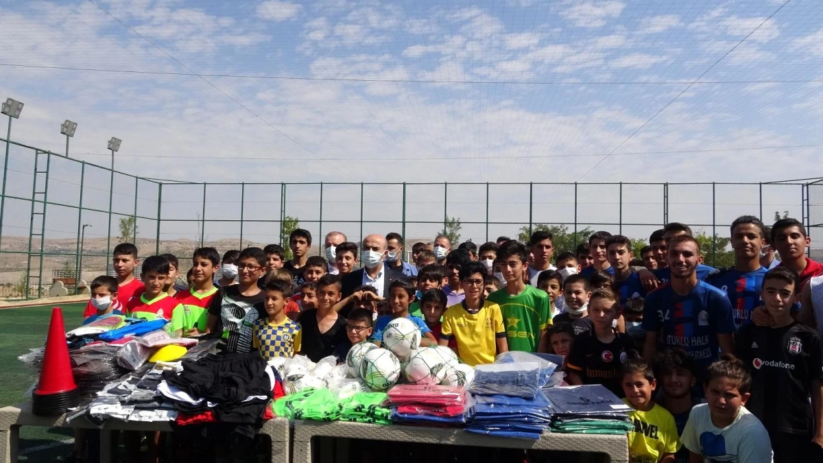 Mardin Büyükşehir Belediyesi\'nin düzenlediği yaz spor okulları etkinliklerinin sona ermesiyle öğrencilere hediye dağıtıldı