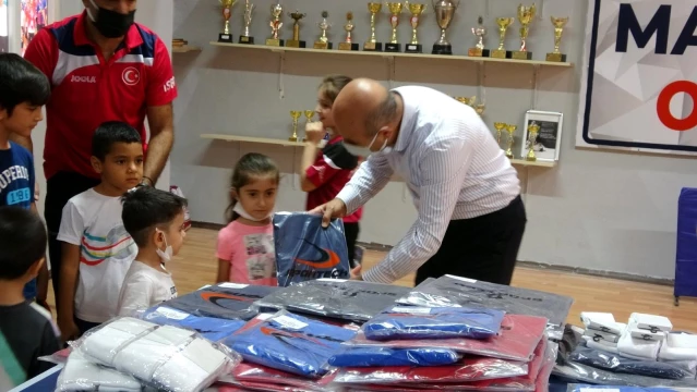Mardin Büyükşehir Belediyesi'nin düzenlediği yaz spor okulları etkinliklerinin sona ermesiyle öğrencilere hediye dağıtıldı