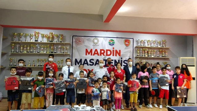 Mardin Büyükşehir Belediyesi'nin düzenlediği yaz spor okulları etkinliklerinin sona ermesiyle öğrencilere hediye dağıtıldı