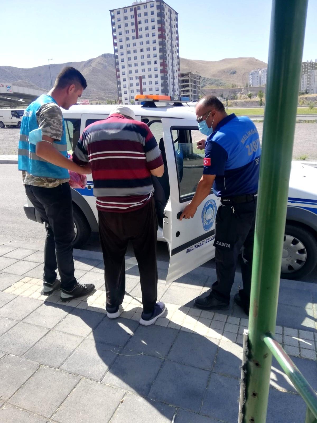 MELİKGAZİ ZABITASI YAŞLI AMCANIN PAZAR ALIŞVERİŞİNİ YAPTI