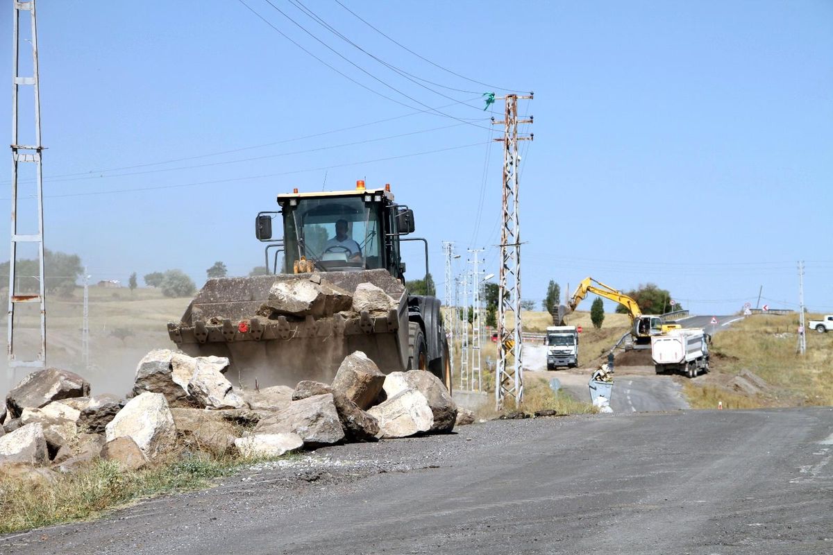 Sakaltutan girişinde yol çalışması