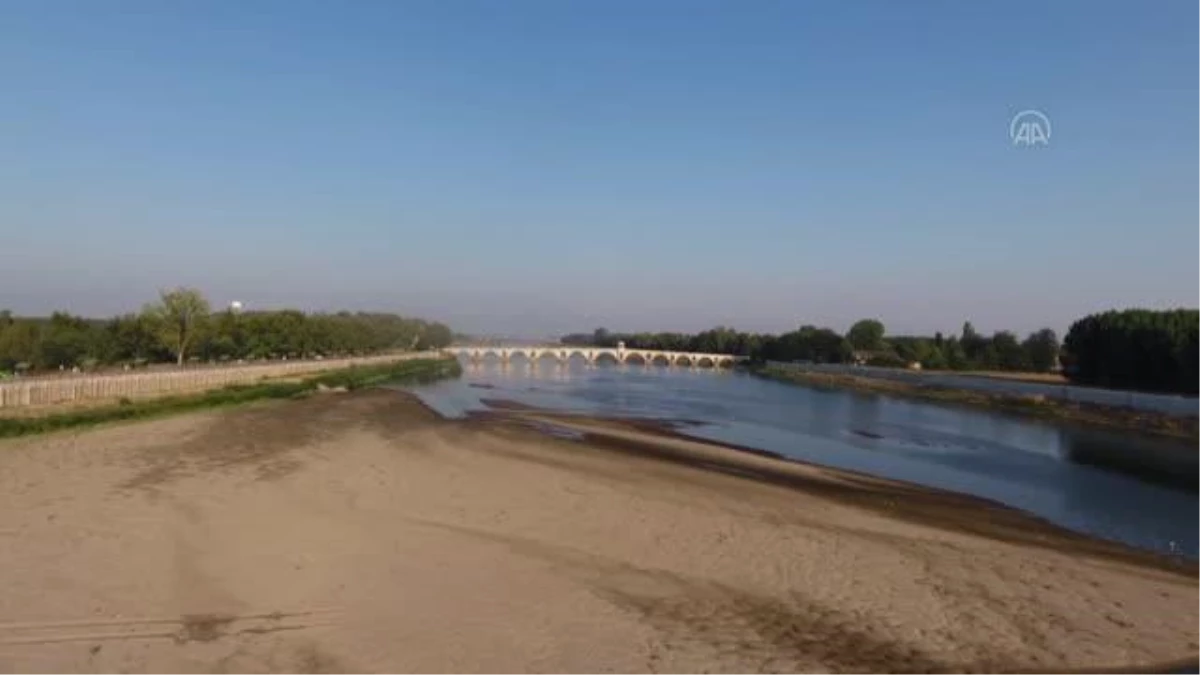 Suyu azalan Meriç Nehri\'ndeki kum adacıklarında yürüyüş yapılıyor