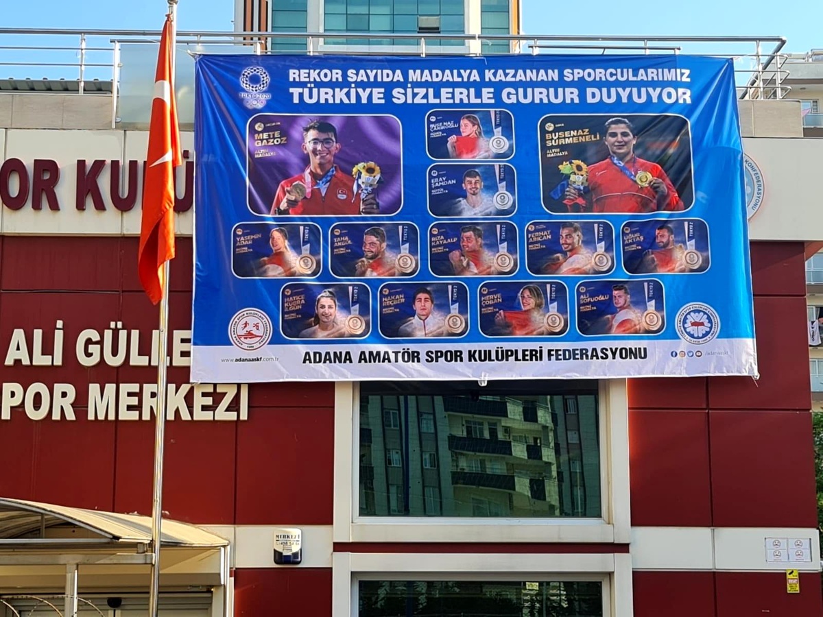 Son dakika haberi! Tokyo 2020\'de madalya kazanan sporculara Adana ASKF\'den afişli jest