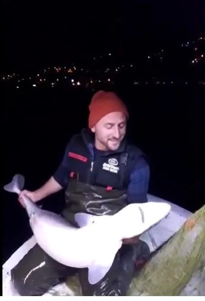 Trabzonlu balıkçının köpekbalığıyla gülümseten diyaloğu
