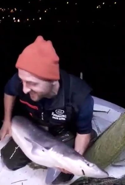 Trabzonlu balıkçının köpekbalığıyla gülümseten diyaloğu