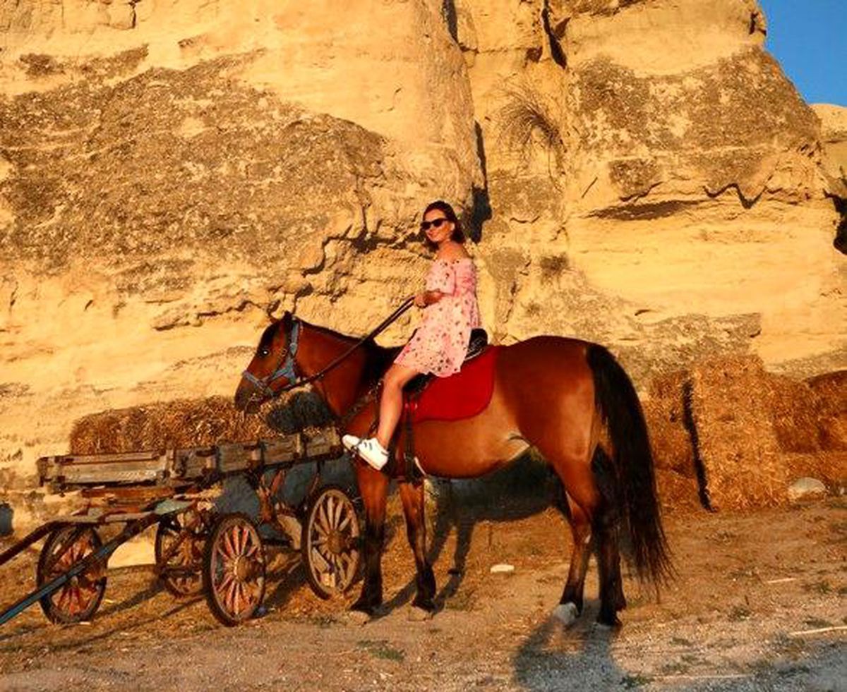 Ünlü sunucu attan düştü
