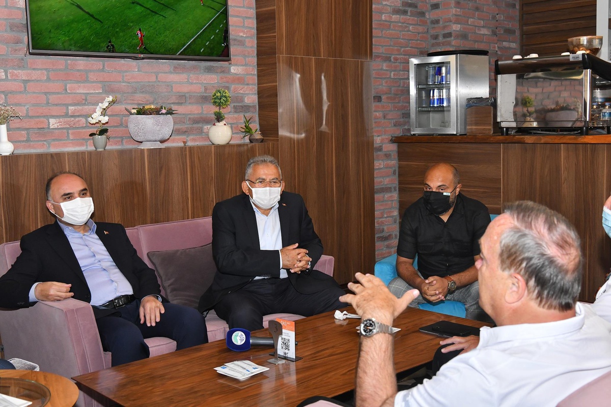 Vali Günaydın ve Başkan Büyükkılıç\'tan, Irak A Milli Futbol Takımı\'na ziyaret