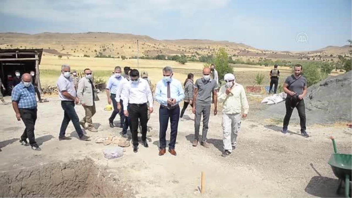 Vali Mehmet Ali Özkan, Tozkoparan Höyüğü\'ndeki arkeolojik kazı çalışmasını inceledi