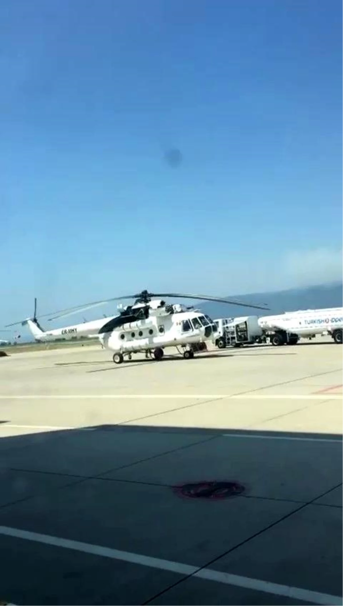Son dakika haberleri: Yangın helikopterleri Koca Seyit Havalimanından yakıt ikmali yapıyor