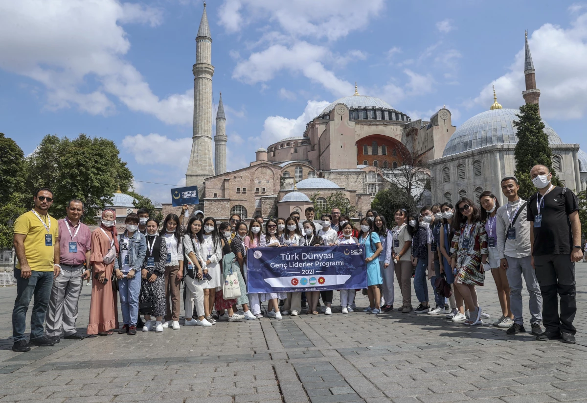 YTB Türk Dünyası Genç Liderler Programı öğrencileri İstanbul\'da