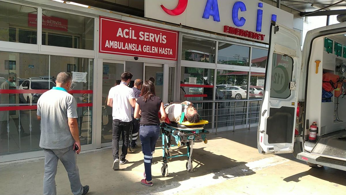 Adana\'da devrilen kepçenin altında sıkışan operatör yaralandı