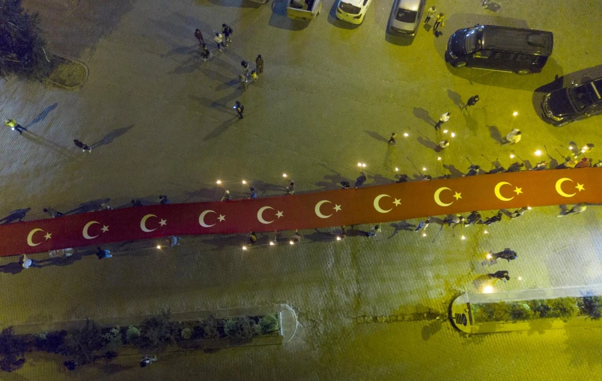 Ahlat\'ta 150 metre uzunluğundaki Türk bayrağıyla "fener alayı"
