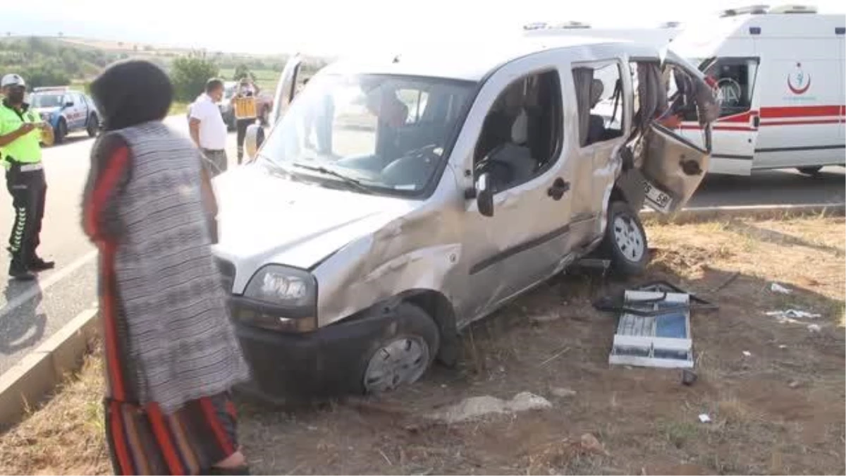 Son dakika haberleri... Sivas\'ta ambulansla hafif ticari araç çarpıştı: 1 ölü, 6 yaralı