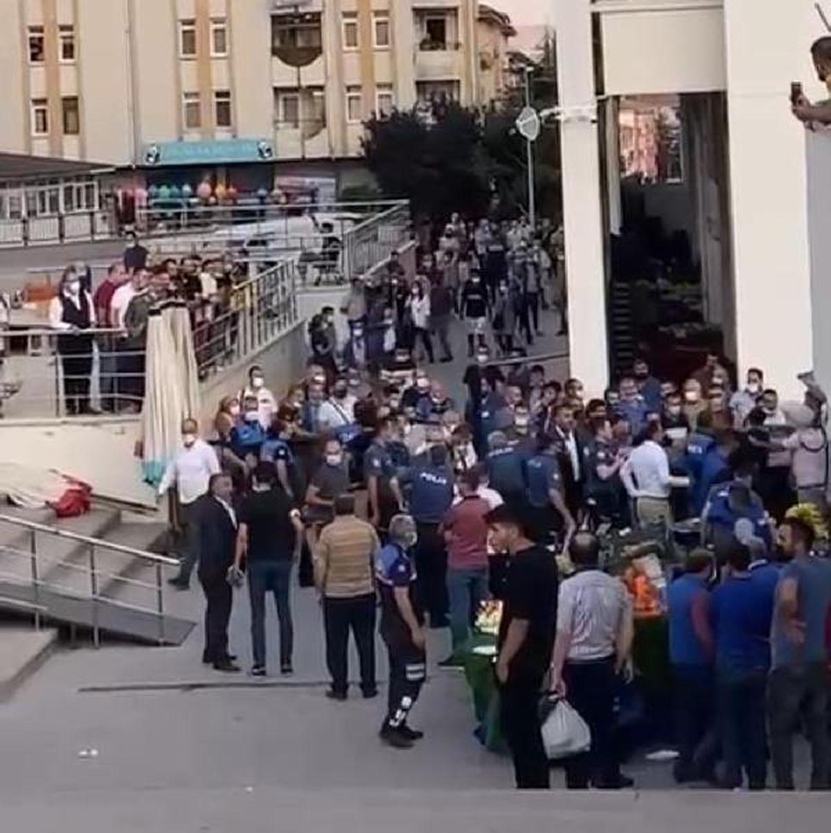 Ankara\'da \'ezik şeftali\' kavgasında 4 şüpheli adliyede