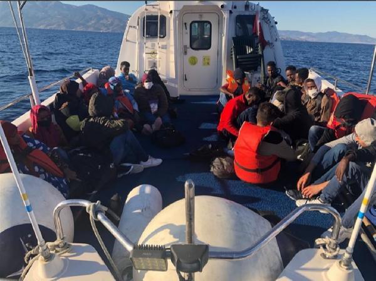 Ayvacık açıklarında Yunanistan\'ın ölüme terk ettiği 52 kaçak göçmen kurtarıldı
