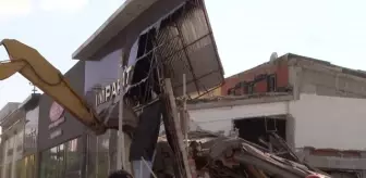 Başakşehir'de çöken mobilya mağazası binasında kontrollü yıkım gerçekleştirildi