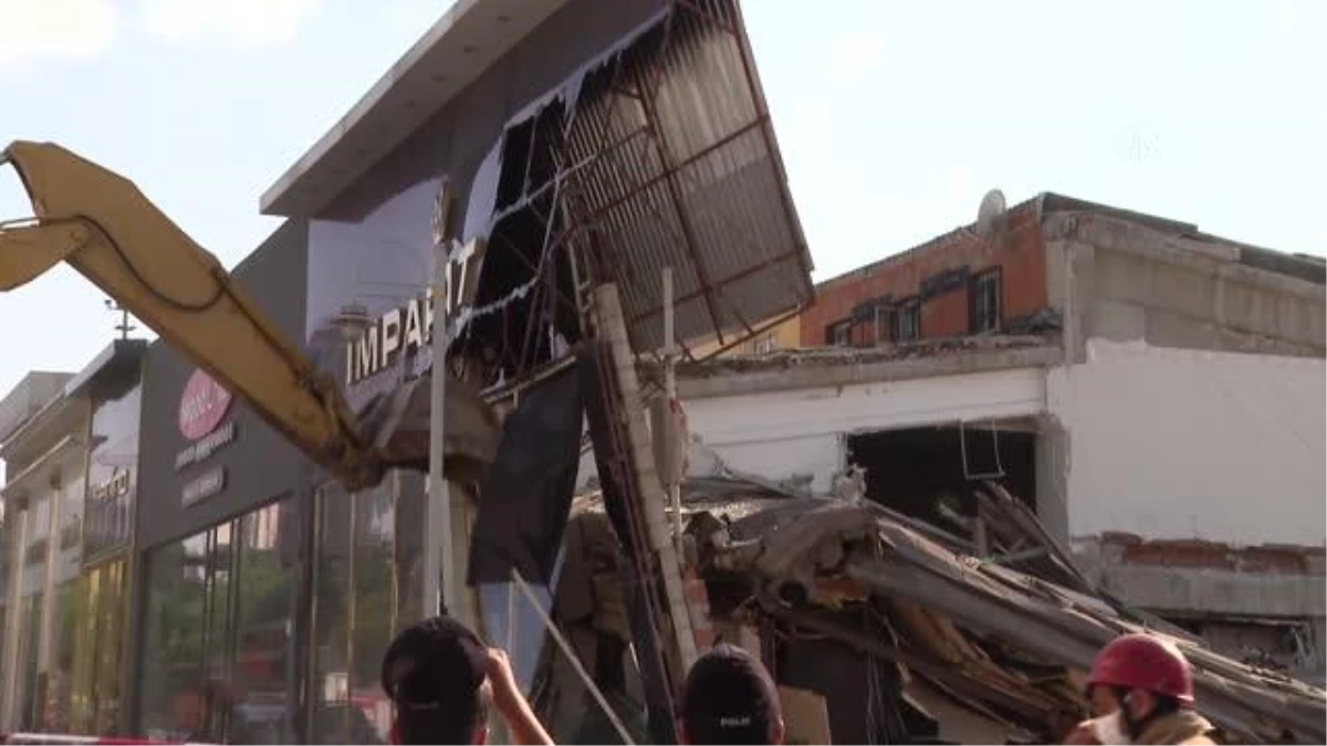 Başakşehir\'de çöken mobilya mağazası binasında kontrollü yıkım gerçekleştirildi