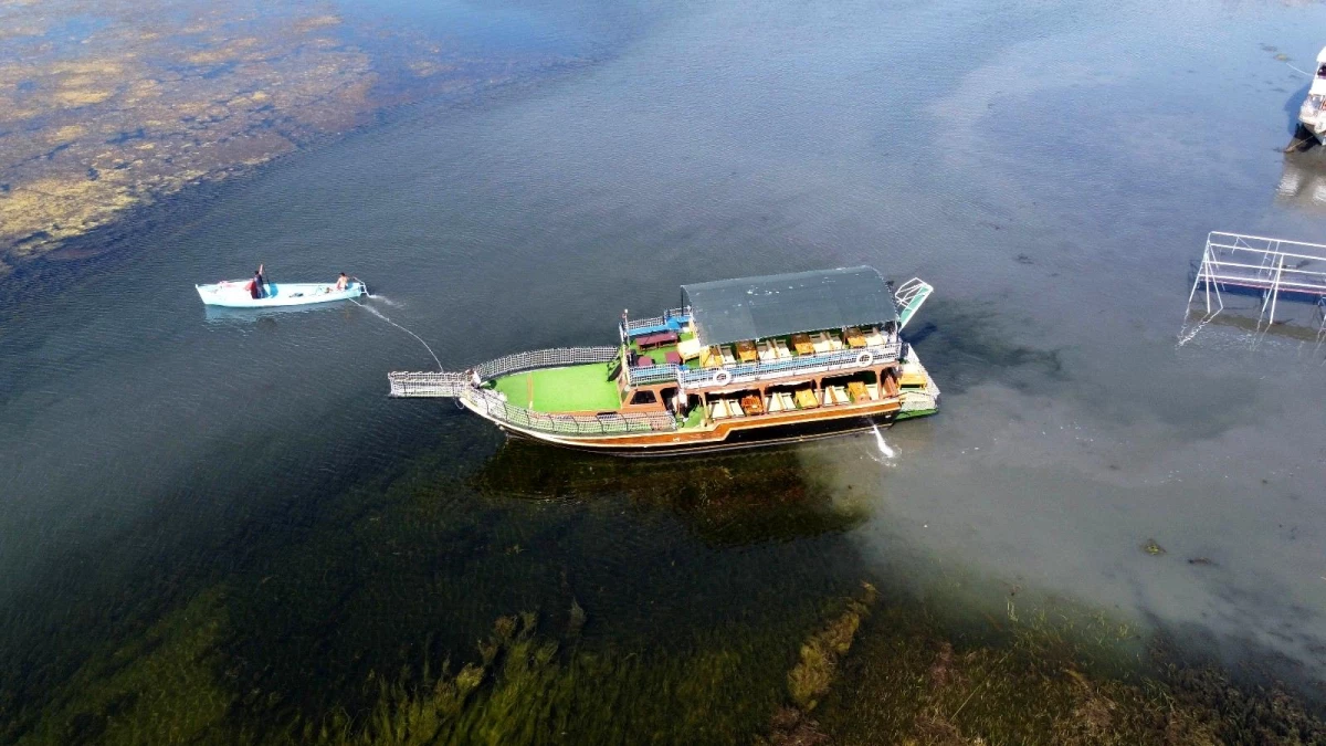 Beyşehir Gölü\'nde balçığa saplanan tur tekneleri kayıklarla yüzdürüldü