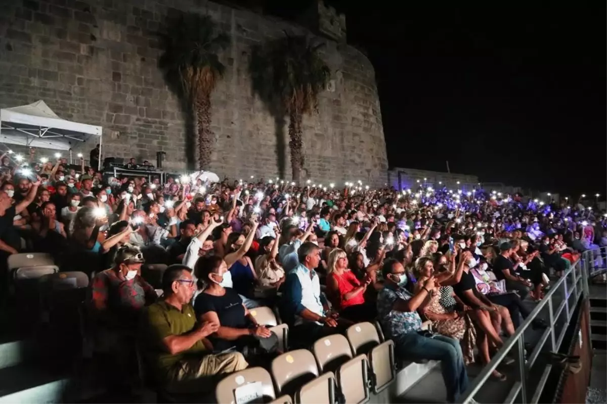 Bodrum Belediyesi Kale Konserleri\'nin 2. etabı Sakiler grubunun konseri ile start aldı