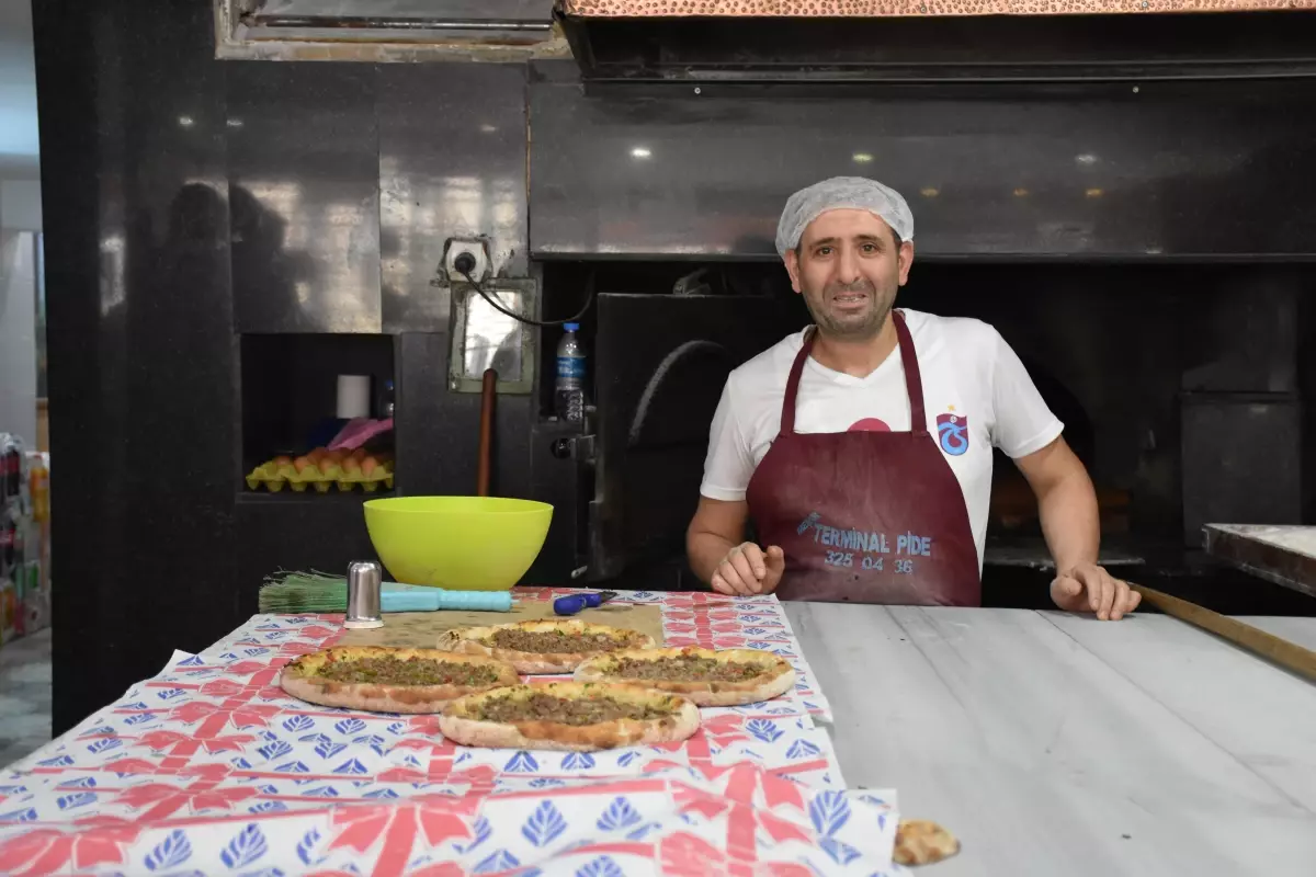 Busenaz Sürmeneli\'ye "Sen Tokyo\'da vurduğun son yumrukla hesabı ödedin" jesti