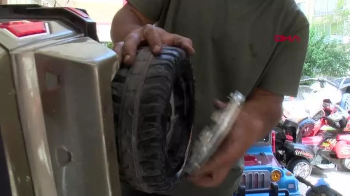 ÇOCUKLARIN BOZULAN OYUNCAK VE AKÜLÜ ARABALARINI TAMİR EDİYOR