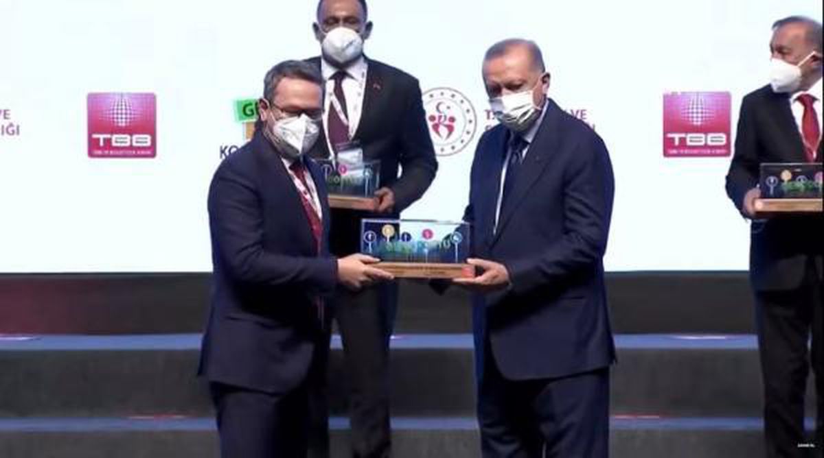 Cumhurbaşkanı Erdoğan\'dan Başakşehir\'e ödül