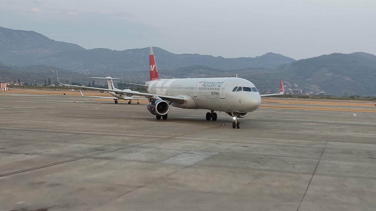 Dalaman\'a gelen Rus turist kafilesi çiçek ve lokumla karşılandı