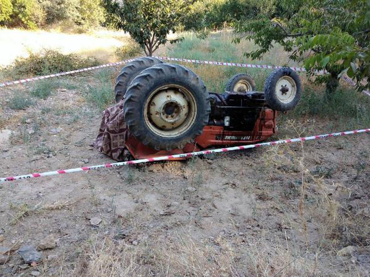 Devrilen traktörün sürücüsü öldü