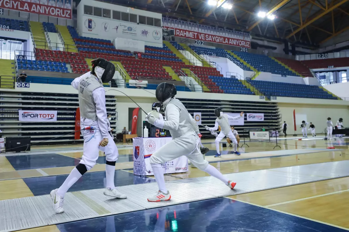 Eskrimde Federasyon Kupası müsabakaları İzmir\'de başladı