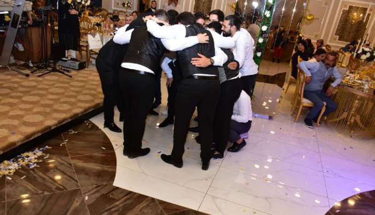 Evlilik sorusuna arkadaşlarına danışarak cevap veren damat şaşırttı